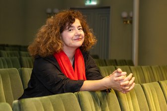 Modernes Theater im Erzgebirge: Bekannte Namen sorgen für großes Interesse - Regisseurin Vera Nemirova inszeniert derzeit am Eduard-von-Winterstein-Theater die Oper „Dorian Gray“. Für die Premiere am Samstag gibt es noch Karten.