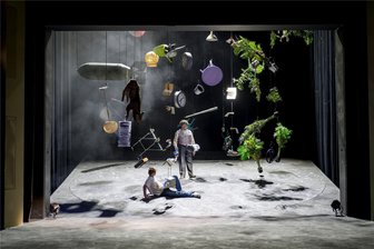 Modernes Theater im Erzgebirge: Warum zur nächsten Uraufführung sogar die Außerirdischen kommen - „Das Universum vs. Alex Woods – die Zeit läuft“: Die neuste Inszenierung am Eduard-von-Winterstein-Theater in Annaberg-Buchholz hält ungewöhnliche Begegnungen parat – wie die zwischen Alex Woods (l., gespielt von Rouven Klischies) und Isaac Peterson (gespielt von Udo Prucha).
