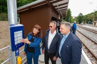„Modernes Tor zur Vogtländischen Schweiz“: Das hat der Bahnhof Barthmühle nach Umbau jetzt zu bieten - Sie begutachten die Neuerungen am Bahnhof Bartmühle: Ute Stuhr von der Deutschen Bahn, Projektleiter Olaf Winter und Verkehrsverbunds-Chef Michael Barth (von links).