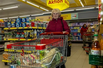 Modernisierte Netto-Filiale in Treuen empfängt wieder Kunden - Monika Hopfmann freut sich, dass der Netto-Markt an der Treuener Breitscheid-Straße nach der Sanierung wieder geöffnet hat.