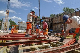 Modernisierung des Bahnbogens Chemnitz: HT Reichenbach liegt auf Kurs - Schweißtreibende Arbeit. Auf der Baustelle am Bahnhof Mitte in Chemnitz setzen Polier Timo Wellner (rechts) und seine Kollegen vom Hoch- und Tiefbau Reichenbach eine Betonschalung für die gerade entstehende Eisenbahnbrücke über die Stollberger Straße.
