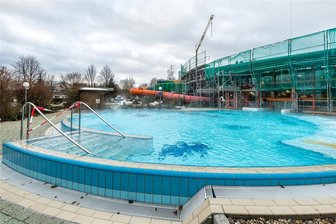Modernisierung des Freizeitbades „Aqua Marien“: Solange können Rutschen und Saunen noch genutzt werden - Das „Aqua Marien“ wird immer mehr zur Baustelle. Nach den Winterferien 2024 sollen die Rutschen demontiert werden.