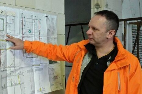 Modernisierung im "Actinon" geht voran - Bauleiter Rico Krauße von der Firma Planwerk 13 vor dem Bauplan zur Modernisierung des Bad Schlemaer "Actinon". 