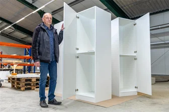 Möbel nach Maß aus Auerbach: Göltzschtalwerkstätten starten neue Produktion - In der neuen Produktionshalle der Göltzschtalwerkstätten Vogtland der Diakonie Auerbach werden künftig Möbel produziert. Andreas Müller, Fachbereichsleiter der Werkstätten, präsentiert die ersten Schränke.
