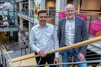 Möbel Seidel will in Auerbach in Fotovoltaik-Anlage investieren - Tilo Seidel (links) und Detlef Kluge führen gemeinsam die Geschäfte des Einrichtungshauses Möbel Seidel in Auerbach.