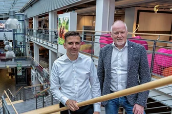 Möbel Seidel will in Auerbach in Photovoltaik-Anlage investieren - Tilo Seidel (links ) und Detlef Kluge führen gemeinsam die Geschäfte des Einrichtungshauses Möbel Seidel in Auerbach. 