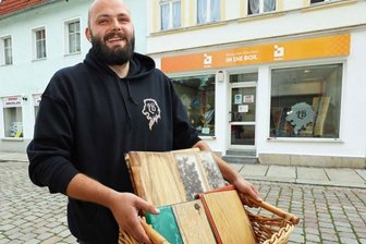 Möbeldesigner richtet sich in Werdau als erster Mieter in der "Box" ein - Jeremias Loew aus Lichtentanne ist der erste Mieter in der Werdauer "Box". Der 28-Jährige bietet alles rund ums Thema Holz an. Foto: Thomas Michel