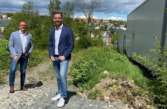 Möbelhaus-Inhaber investiert zwei Millionen Euro in Stollberg - Inhaber Marco Pfitzner (l.) und sein Sohn Nico Pfitzner. Auf diesem Gelände hinter dem Einrichtungshaus beginnen nun die Bauarbeiten.