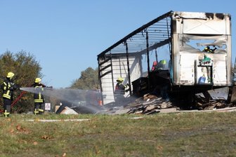 Möbeltransporter brennt auf der Autobahn komplett aus -