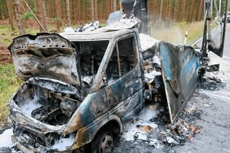 Möbeltransporter mit Küche brennt aus - Der ausgebrannte Transporter auf der Straße zwischen Schwarzenberg und Jägerhaus.