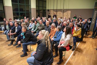 Mögliche Straßenumbenennungen in Bösenbrunn erhitzen die Gemüter - Die Turnhalle in Bobenneukirchen war zur Einwohnerversammlung zum Thema doppelte Straßennamen sehr gut besucht.