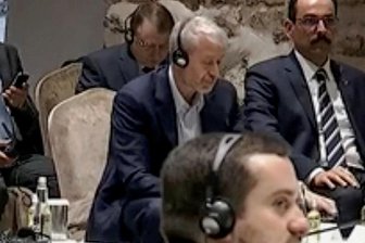 Möglicher Giftanschlag auf russischen Milliardär Abramowitsch - Roman Abramowitsch (Mitte) hört während der Verhandlungen zwischen Vertretern von Russland und der Ukraine in Istanbul dem türkischen Präsidenten Recep Tayyip Erdogan zu.