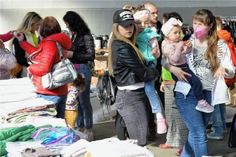 Möglicher Zustrom von Flüchtlingen: Wie gut ist Mittelsachsen vorbereitet? - März 2022: Ukrainische Flüchtlinge holen Sachspenden in der Sammelstelle im Deutschen Brennstoffinstitut (DBI) in Freiberg ab.