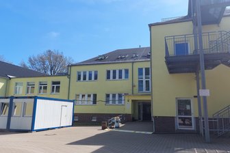 Mörder tritt vor Kindern und Jugendlichen im Erzgebirge auf: Schule entschuldigt sich nach heftiger Debatte - Das Evangelische Schulzentrum Leukersdorf vereint unter seinem Dach eine Oberschule und ein Gymnasium.