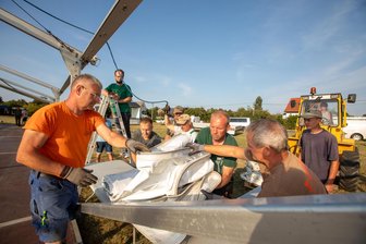 Möschwitz feiert 80 Jahre Feuerwehrgeschichte: Ein Dorf in Feststimmung - Knapp 50 Helfer packten an, um das Festzelt für das Feuerwehrfest in Möschwitz aufzubauen.