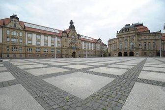 Mössinger für neues Theater - aber nur mit Anbau fürs Museum - Der Theaterplatz mit Kunstsammlungen (links) und Opernhaus. Während über einen Neubau von Schauspielhaus und Theatereinrichtungen in der Nachbarschaft diskutiert wird, fordert die Generaldirektorin einen Anbau für ihr Museum, um mehr Werke eigener Sammlungen ausstellen zu können.