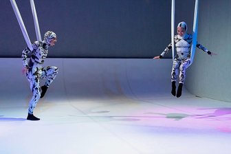 Möwe Jonathan tanzt über die Theaterbühne - In fantasievollen Schwarz-Weiß-Trikots schweben die Tänzer wie Möwen über die Bühne. An der Decke aufgehängte Yoga-Tücher helfen, den Eindruck von Schwerelosigkeit zu vermitteln.