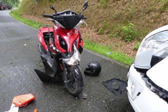 Mofa-Fahrer wird bei Unfall schwer verletzt -