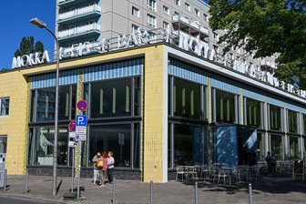 "Mokka Milch": Berliner Kult-Lokal öffnet nach Sanierung - Die "Mokka-Milch-Eisbar" an der Karl-Marx-Allee war in der DDR ein beliebter Treffpunkt. 