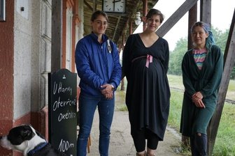 Moldau übt den Lückenschluss - Seit Wochen werkeln Veronika Vaculíková (Mitte) und Alex Mo (rechts) am Bahnhofsgebäude. Unterstützung bekamen sie von vielen Freiwilligen, wie Mara (links), eine Kunststudentin aus dem Libanon.