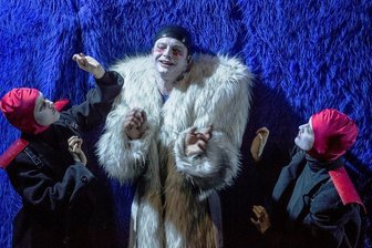 Molière-Komödie am Schauspiel Chemnitz: Lachen auch nach mehr als 350 Jahren - Aline Beetschen (Argatiphontidas), Sven Zinkan (Amphitryon) und Edith Kaupp Rivadeneira (Polides) in der Molière-Komödie "Amphitryon".