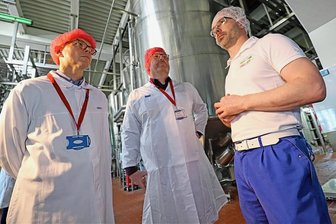 Molkerei Freiberg baut eigene Mechatroniker-Ausbildung auf - René Flath im Gespräch mit Sven Krüger und Jörg Woidniok (v. r.). 
