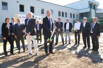 Molkerei investiert in Freiberg Millionen - Die Geschäftsführer Robert Hofmeister (l.) und Christian Ehrmann nahmen gestern im Beisein der erweiterten Geschäftsführung und der Werksleitung des Unternehmens den symbolischen Spatenstich für das Bauvorhaben auf dem Gelände an der Leipziger Straße vor.