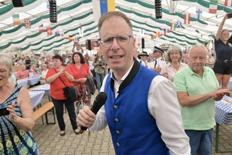 Momentaufnahmen vom Festival in Bad Schlema: Blasmusik vereint Europa im Erzgebirge - Moderator Mario Unger-Reißmann heizt die Stimmung beim Europäischen Blasmusikfest in Bad Schlema an.