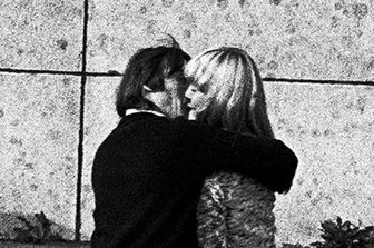 Glücklicher Moment auf einer Bank. Aufnahme im tschechischen  Ostrau aus dem Jahre 1981