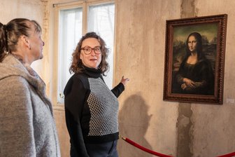 Mona Lisa lächelt jetzt in alter Fabrikantenvilla im Vogtland - Janet Bräutigam (2. v. li.) ist Gastgeberin der Ausstellung in der Villa Wolff.