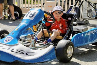 Monaco-Feeling auf dem Auer Brünlasberg: Gokarts erinnern an frühere Zeiten - Der dreijährige Jack Wils durfte in einem Gokart an der Rennstrecke probesitzen. Er wohnt selbst auch auf dem Brünlasberg. 