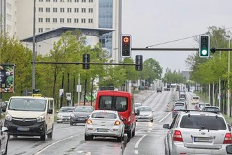 Monatelang Behinderungen auf Chemnitzer Autobahnzubringer - Die Neefestraße in Chemnitz. Zwischen Solarispark und Kappler Drehe wird über Monate hinweg gebaut.