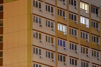 Monatelange Wartezeiten bei neuen Anträgen auf Wohngeld - Auch in diesem Wohnblock könnte die Anzahl der Wohngeld-Empfänger durch die seit Jahresbeginn geltende Reform deutlich zunehmen. 