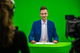 Monatlich 100.000 Zuschauer im Erzgebirge: Erz-TV setzt auf positive Nachrichten - Moderator Julius Scharf im Beierfelder Studio vor dem Greenscreen.