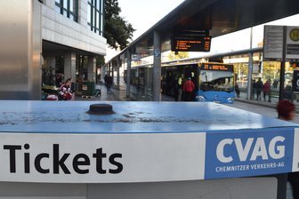 Monatskarte zum Schnäppchenpreis? Chemnitzer Verkehrs-AG warnt vor „Fake-Angebot“ - Haben es Betrüger auf Chemnitzer Nutzer von Bus und Bahn abgesehen?