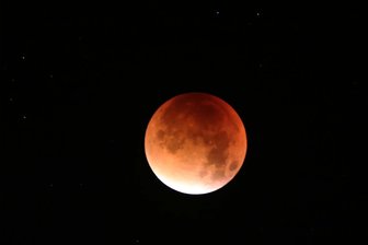 Mondfinsternis im Vogtland: Warum sich ein Blick zum Himmel erst zur Hälfte der Vorstellung lohnt - Diese Aufnahme einer Totalen Mondfinsternis machte Olaf Graf am 28. September 2015. An diesem Sonntag ist die nächste.