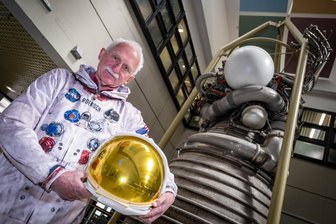 Mondmission und Gagarin-Jubiläum: Warum Mittweidas Raumfahrtexperte gefragt ist, wie nie - Raumfahrtexperte Tasillo Römisch unter dem J-2-Triebwerk der Saturn-V-Rakete in der Hochschulmensa in Mittweida. Am 15. April erklärt er dort dessen Geschichte.