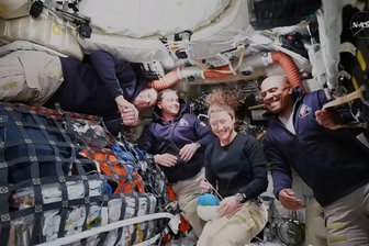 Mondtransferzündung erfolgreich: Orion auf Kurs - Team grüßt Familien - Die Artemis-II-Crew kurz nach der Mondtransferzündung. Commander Reid Wiseman (zweiter von links) beschrieb die Erde als kleine Kugel. Die anderen Missionsteilnehmer: Pilot Victor Glover, Christina Koch (von rechts) und Jeremy Hansen (ganz links)
