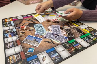 Money, Money, Monopoly: Das Erzgebirge hat ab sofort seine eigene Version des Spieleklassikers - Money, Money, Monopoly – vom Spieleklassiker Monopoly gibt es ab sofort eine Erzgebirgsedition. Die Redaktion hat sie bereits getestet.