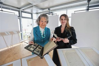 Monikas Geschichte - Die Schriftstellerin Arna Aley erforscht ein Chemnitzer Schicksal - Monika Oehmig und Arna Aley bereiten die Installation im Projektraum Tankstelle an der Zwickauer Straße vor.