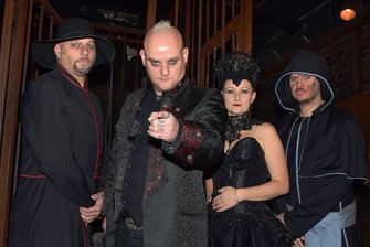 Mono Inc: Sinister, simpel, sinfonisch - Carl Fornia (Gitarre), Martin Engler (Gesang), Katha Mia (Schlagzeug) und Manuel Antoni (Bass, von links) sind Mono Inc.