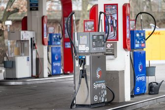 Monopolkommission: Tankrabatt kommt an - Spritpreis steigt - Die Preise an den deutschen Tankstellen sind am Montag im Schnitt leicht gestiegen. (Archivbild)