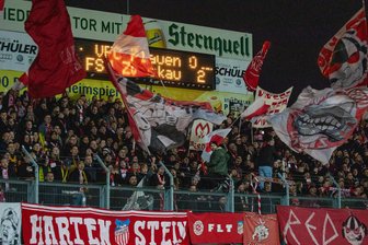 „Monster“ des FSV Zwickau schlägt beim VFC Plauen zu: Das sind die Stimmen zum Spiel aus beiden Lagern - Die Stimmung im mit 1300 Zwickauer Anhängern gefüllten Gäste-Fanblock war beim Abpfiff bestens. Kein Wunder: Zwickau entführte mit einem 2:0-Sieg die drei Punkte aus Plauen.