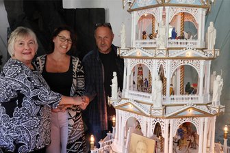 „Monster“ ist wieder okay – über 110-jährige Pyramide tritt nach Kur im Erzgebirge bald Heimreise in die USA an - Die Pyramide ist ein Familienerbstück. Max Müllers Enkelin Suzanne Schlegel Wood (l.) kann den beiden Restauratoren Vicki Scheffler und Paul Brockhage nicht genug danken. Beim Anblick der restaurierten Pyramide liefen Tränen.