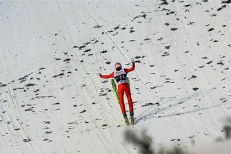 Monsterbakken in Vikersund: Jens Weißflog erinnert sich ans Fliegen und ans Feiern - "Lasst mich wieder runter", mag Stefan Kraft in dem Augenblick gedacht haben. Aber der Österreicher flog und flog und flog am 18. März 2017 auf die Weltrekordweite von 253,5 Metern. Nur wenn die Bedingungen - ein leichter Aufwind im Hang - mitspielen, sind solche Weiten zu stehen. 