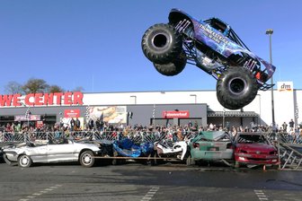 Monstertrucks sind in Meerane zu erleben - Hier segelt der Monstertruck „Thunderstruck“ über ein halbes Dutzend Altfahrzeuge.