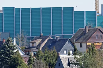 Monsterwand soll für Lärmschutz am Sachsenring in Hohenstein-Ernstthal sorgen -