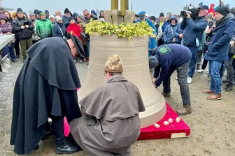 Montagabend im MDR: Die Ankunft der Friedensglocke auf dem Fichtelberg - Das MDR-Kamerateam begleitete den Transport der Friedensglocke. Hier werden die Sicherungsklötzer gelöst.