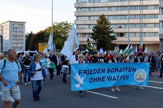 Montags in der Chemnitzer Innenstadt: Protestler werden weniger - Montagnachmittags in Chemnitz: Protestierende formieren sich zur allwöchentlichen Demo-Runde um die Innenstadt. Gleich hinter dem Friedensbanner werden Marschtrommeln geschlagen.