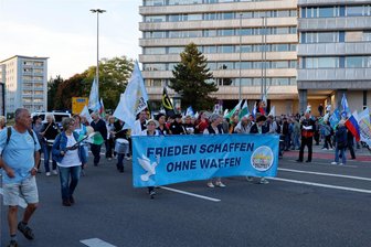 Montags-Proteste in Chemnitz: Wie lange dürfen die Demonstranten noch auf der Straße laufen? - Jeden Montag ziehen Demonstranten durch die Innenstadt und laufen dabei immer auf der Straße. Zuletzt sanken die Teilnehmerzahlen.